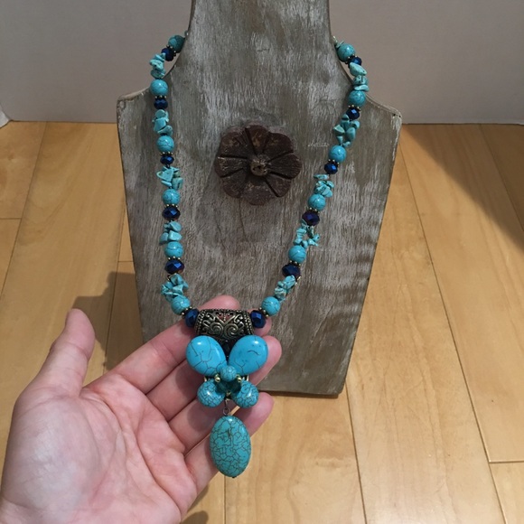 Aqua colored flower necklace - Picture 2 of 3